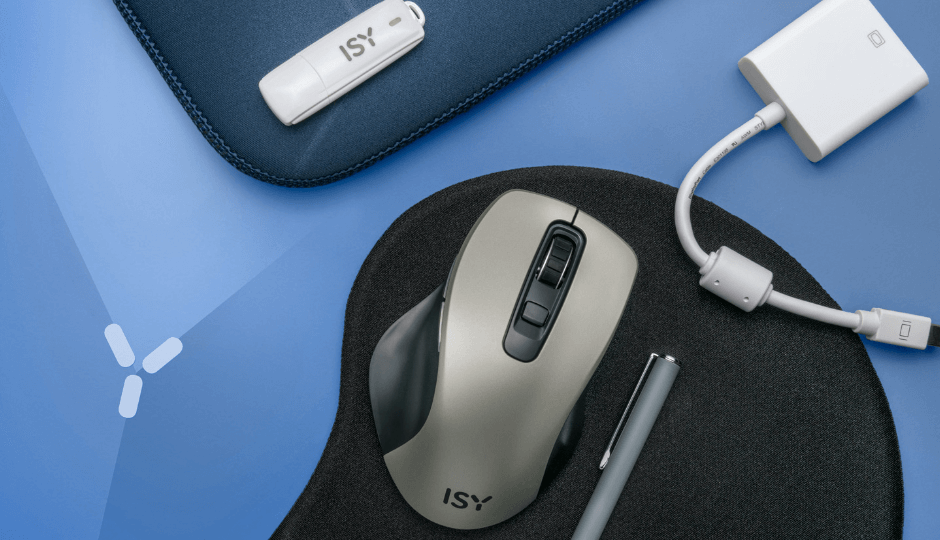 Vue d’en haut d'une souris d’ordinateur sur un tapis de souris noir, câble adaptateur, sac d’ordinateur portable et clé USB à côté, partiellement coupés à la limite du plan, tous les produits sont de la marque ISY, sur fond bleu